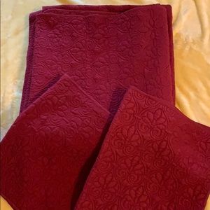 EUC - King Bedspread w/2 King Shams